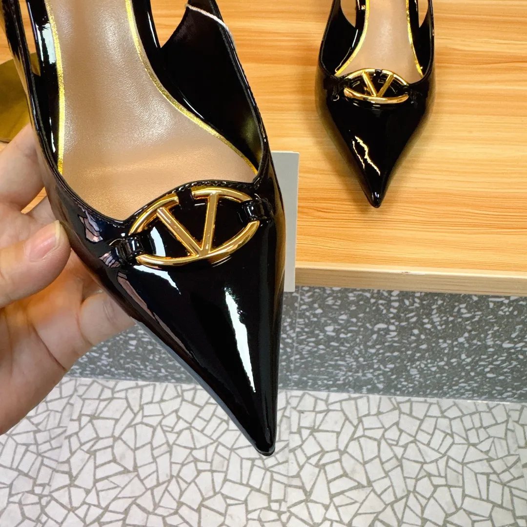 👟👟Ex-factory price 520👟👟 Valentino’s hottest new product in 2024, the new Mule shoes are also very easy to wear...😈😈😈 The latest logo buckle Perfectly combined with sexy pointed toe❤️‍🔥❤️‍🔥❤️‍🔥❤️‍🔥It is simply the pinnacle of summer fashion💖💖💖💖Original replica Outsole: Italian genuine leather outsole Heel height: 6.5cm Size: 35-39 (40 41 42 customization is non-returnable and non-exchangeable)